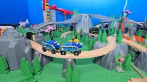 Динозаврики и поезда 🚂🦕 Видео про деревянные поезда для малышей и детей»