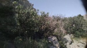 Восхождение по крутому склону горы Алчак-Кая на Чёрном море в Крыму