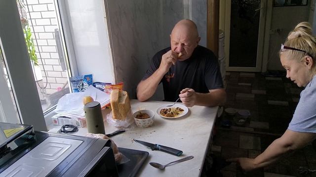ОБЕД с Петей 🥘 Кормлю Мими🐶