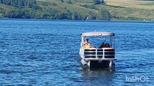 Шустрый кораблик плавает у нас вдоль берега. Забрал пассажиров.