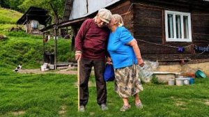 Счастливая старость пожилой пары с большим сердцем, живущей в горах вдали от цивилизации