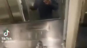 Это гальюн, а.к.а. санузел. Вот душ. В такие ходят на ракетоносцах. На флоте. Они говорят: «Join the
