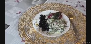 Салат из крабовых палочек. Очень вкусный и лёгкий .
