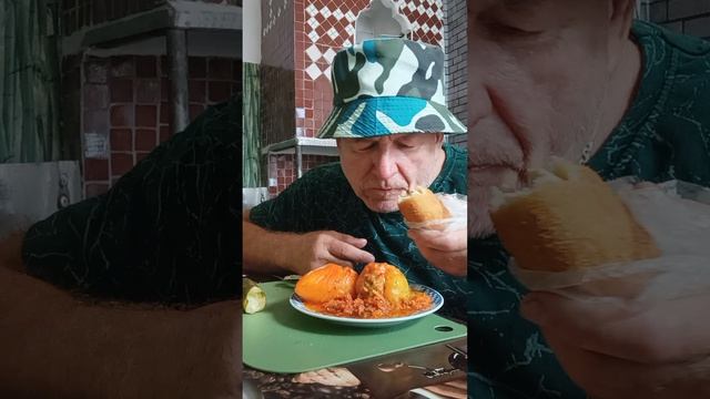 На обед чай, котлета и фаршированные перцы. Приятного всем аппетита.