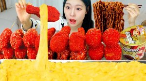 Мукбанг - курица и сырные закуски и хот-дог - звуки еды