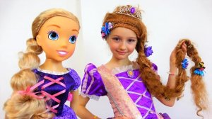 Полина играет с куклой в красивом платье принцессы Рапунцель