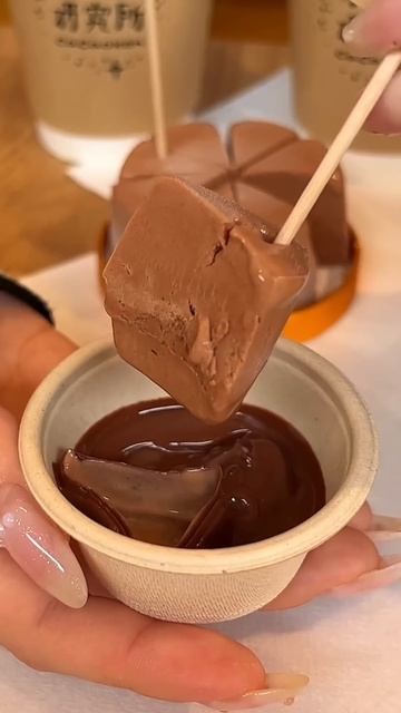 мороженое с шоколадом льющегося прям из крана