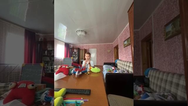 Телефон с именем проходит сражение на столе