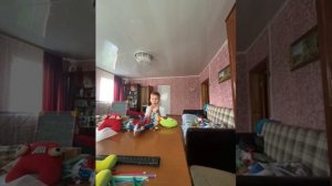 Телефон с именем проходит сражение на столе