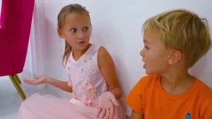Крис и Майк играют в Майнкрафт в реальной жизни!
