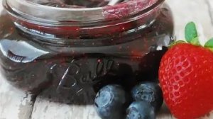 Клубничное варенье с голубикой.