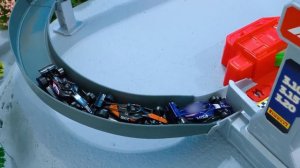 Гонки с игрушечными машинками - Кто победит