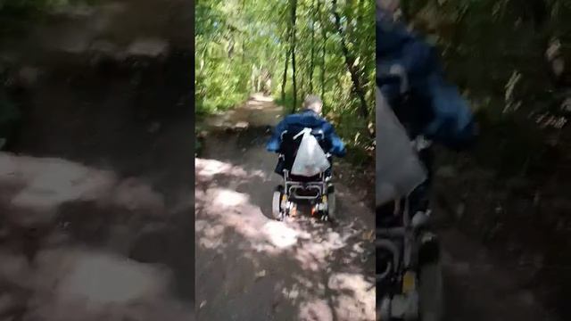 испытываем мерс полесным дорогам