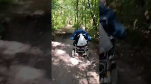испытываем мерс полесным дорогам