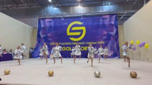 Гимнастический номер под песню трава у дома