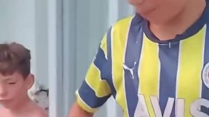 Он наблюдал, как его брат получает телефон, о котором мечтал… но папа на этом не остановился. 🥹