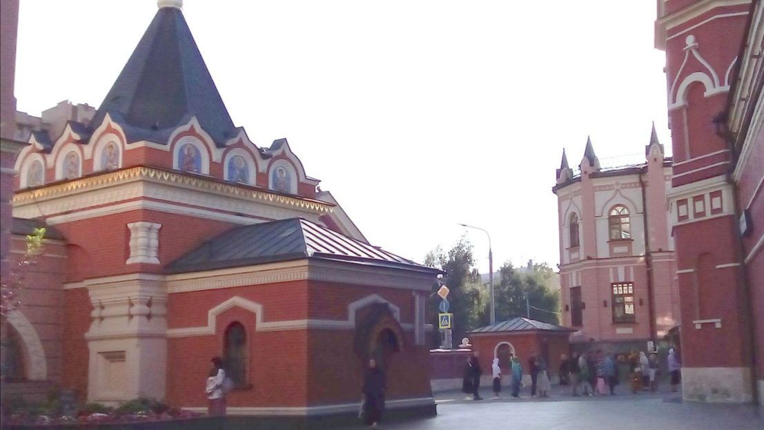 звонит Покровский монастырь