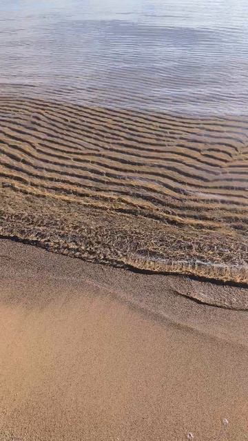 Песчаная отмель и волны 🌊