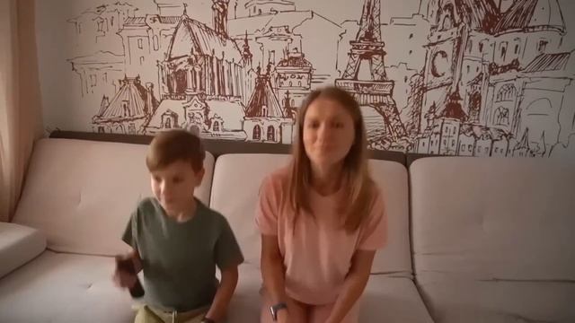 Марк играет с кубиками в грязи которую трудно отмыть