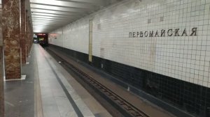 Станция метро Первомайская интерьер, пассажиры, поезда Москва Фрагмент 6