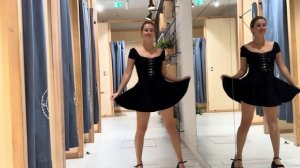 зрелая красотка в коротком черном платье показывает себя смотреть видео с шикарной женщиной онлайн