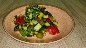 Салат из овощей, щавеля, маринованных огурцов, гороха и яиц