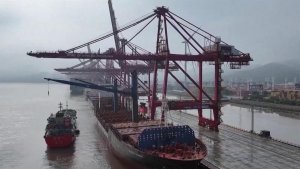 Китайская компания запустила первый регулярный грузовой рейс в Европу по Севморпути.