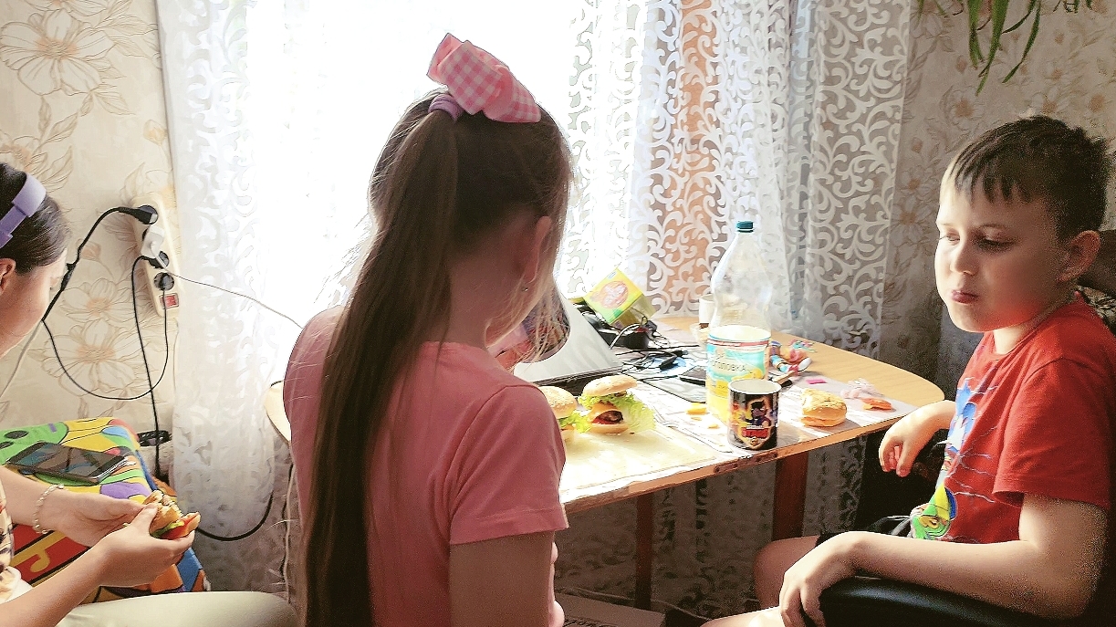 16-08-2026. ВЕРОНИКА ПРИГОТОВИЛА УЖИН. ТОПИМ БАНЮ. СОБРАЛА ТОМАТЫ.