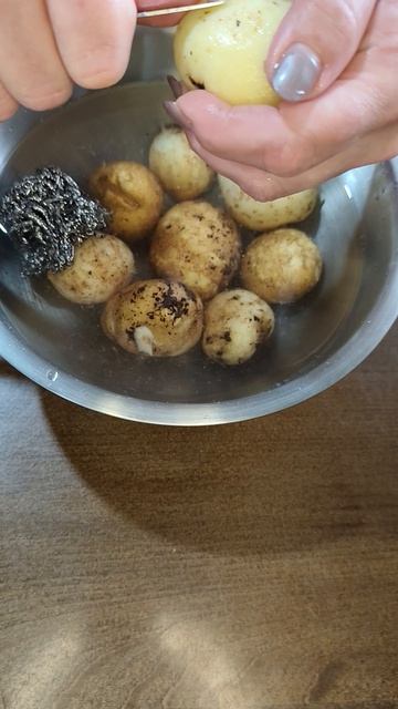 КАК ПОЧИСТЬ МОЛОДОЙ КАРТОФЕЛЬ ЗА 2 МИНУТЫ И БЕЗ НОЖА