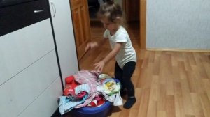 Маленькая Лера помогает родителям