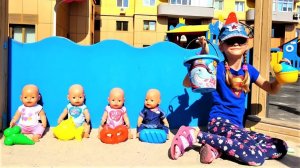 Полина играет в прятки с куклами на детской площадке