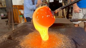 Создание шедевра из раскаленного стекла. Мастера стеклодувы. Ручная работа с жидким стеклом