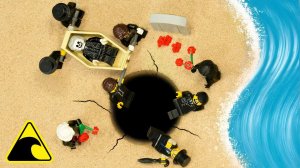 Особняк с привидениями против цунами: прорыв дамбы и воронка разрушает LEGO-похороны