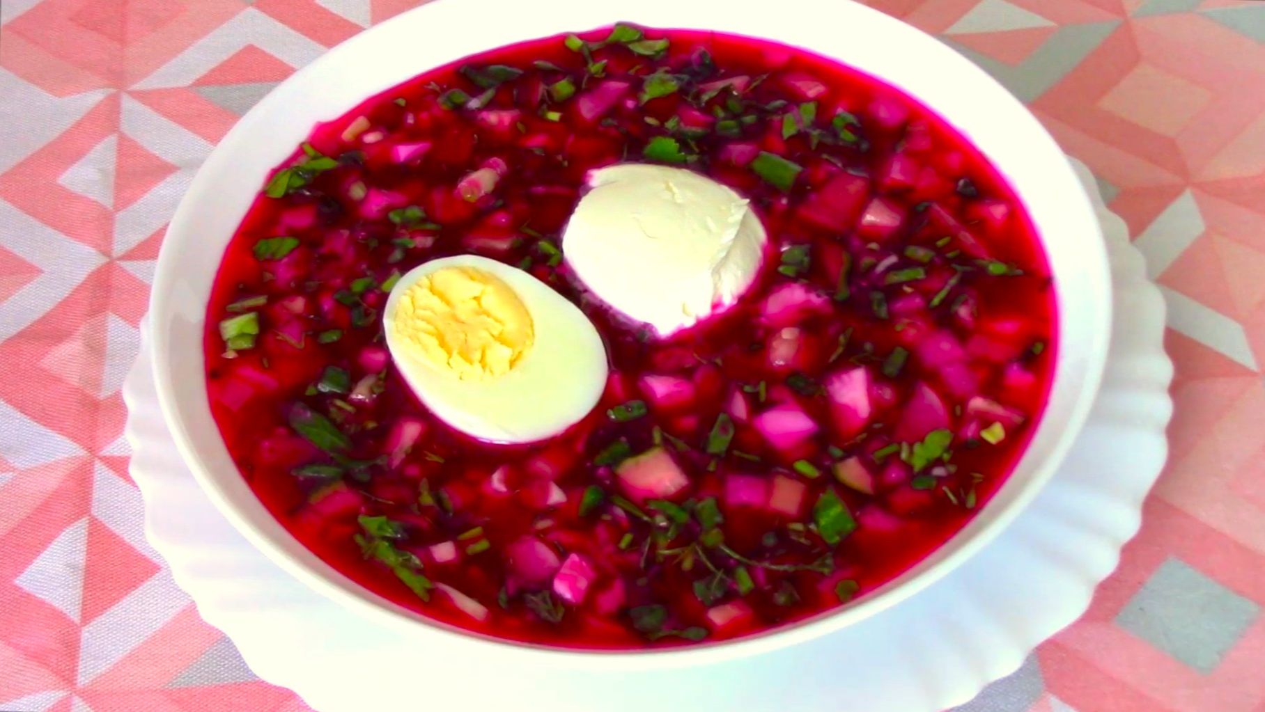 Освежающая и очень вкусная окрошка на квасе.