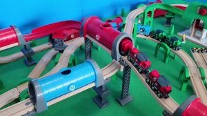 Деревянные поезда Метро из туннелей и подземные станции 🚂 Видео детям