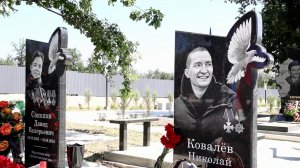 В российских городах вспоминают погибших волонтеров Николая Ковалева и Давида Соколова.