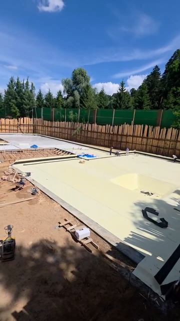 Строим фундамент! 🏗 Благодаря нашему водопонижению котлован абсолютно сухой. 💧⚙️