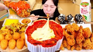 Мукбанг - жареная курица и токпокки - еда крупно, еда на камеру