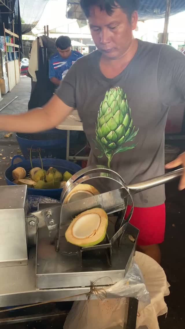 Вот так добываю кокосовый сок. Вот он кокосовый  рай.🥥🥥🥥