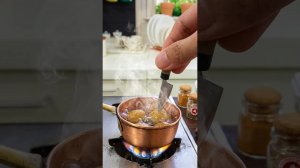 Тестирую мою миниатюрную медную кастрюлю с рецептом чесночного картофеля!