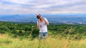 Владимир Волынкин играет на гармошке