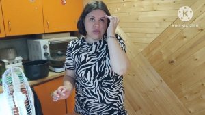 Приехали на дачу/ Дети купаются/ Сделали песочницу/Пожарили мясо.