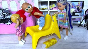 ИГОЛКУ ПОТЕРЯЛА И НИКОМУ НЕ СКАЗАЛА😮 Катя и Макс веселая семейка! Куклы Барби реальные истории