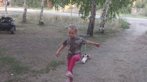 Девочки гуляют перед сном