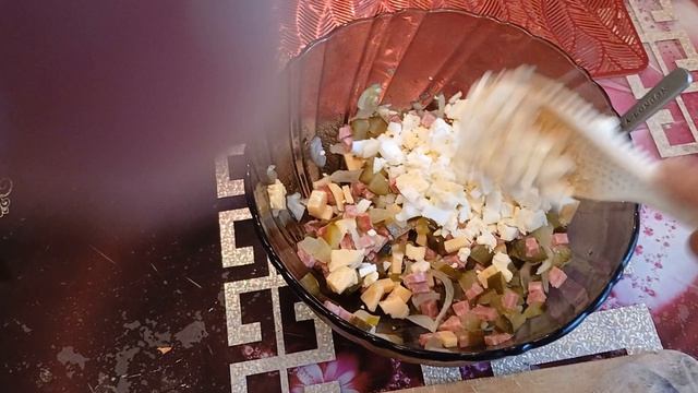 САЛАТИК С СЫРОМ И СОЛЁНЫМИ ОГУРЦАМИ