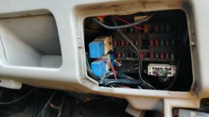 Где находится предохранитель бензонасоса Nissan Tino