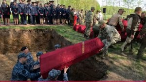 Что солдат написал перед смертью?  ЛЁША УШАКОВ .