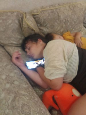 ну и как мне две сосисочки разбудить у нас был с мамой договор пойти в магазин вечером а она дрыхнет