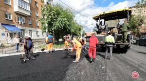 Дорогу по улице Горького в Ревде заасфальтировали. Идет обустройство парковочных карманов