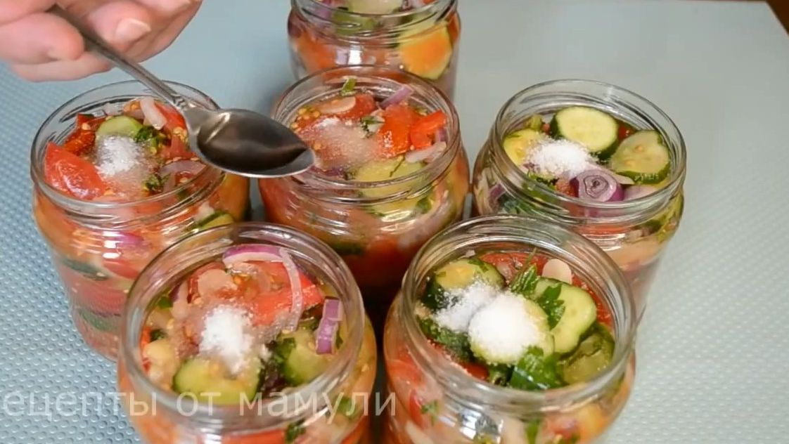 Вкусненький салат на зиму, один из любимых. Он кусочек лета, изумительный вкус.